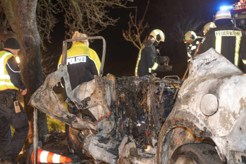 Drei der vier Insassen verbrannten offenbar eingeklemmt in ihrem Wagen.