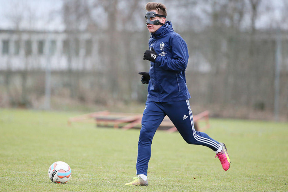 Angreifer Florian Hansch trainiert seit Mittwoch mit Maske. Die Extra-Anfertigung wird er auch morgen in Lotte tragen.