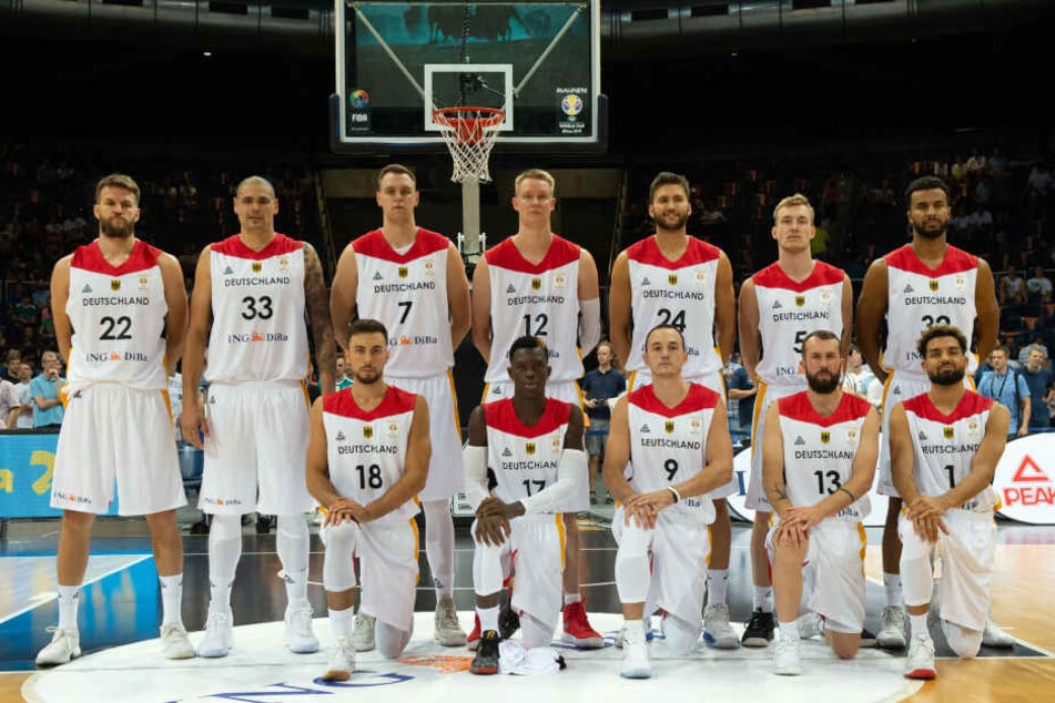 Die Spieler der Deutschen Basketball-Nationalmannschaft haben sich für Toleranz und gegen Rassismus ausgesprochen. Laut Initiator Bastian Doreth sei Leipzig ein guter Ort für das Statement.