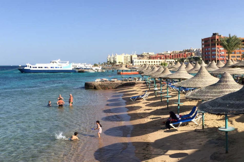 An einem Hotel-Strand in Hurghada kam es zu der tödlichen Messerattacke, die zwei deutschen Frauen das Leben kostete und angeblich vom IS in Auftrag gegeben sein soll (Symbolbild).