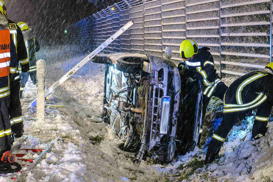 Bei Schneeberg kam ein Autofahrer von der Straße ab, sein Fahrzeug blieb auf der Seite liegen.