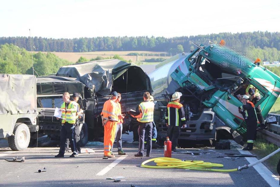 Zu einem schweren Unfall mit einem Tanklastwagen kam es am frühen Dienstagmorgen auf der Autobahn 93 nahe Ingolstadt.