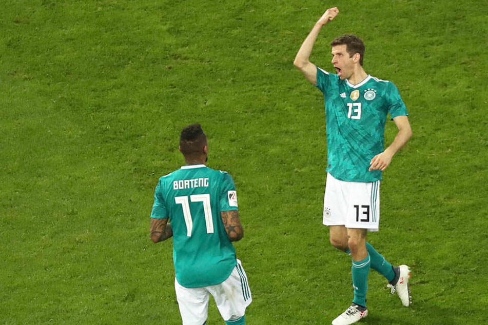 Thomas Müller (rechts) jubelt über seinen Treffer.