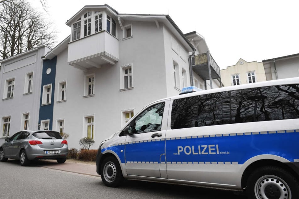Ein Polizeiauto parkt vor dem Haus der getöteten Maria (†18).