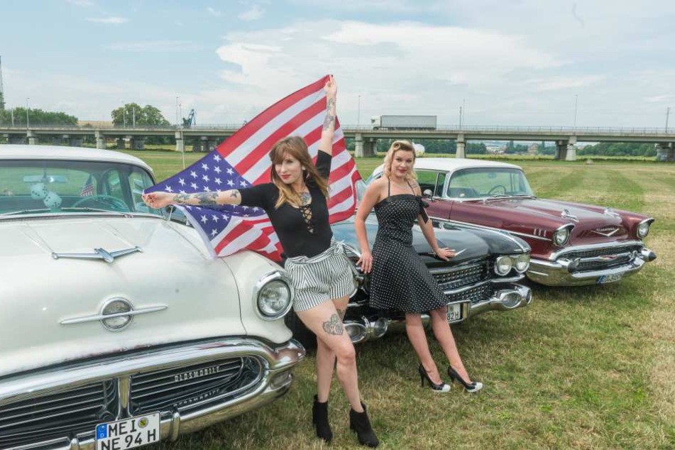 Die schönste Aussicht auf die US Car Convention: Sarah (27, l.) und Katja
(27) vor aufgemotzten Straßenkreuzern.