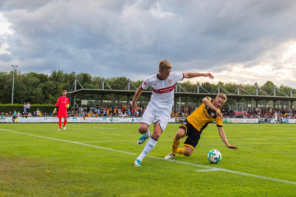 Über Dynamo ziehen die dunklen (Testspiel-)Wolken weg. Auf dem Rasen duellierte sich Lucas Röser (r.) mit Alexander Groiß?
