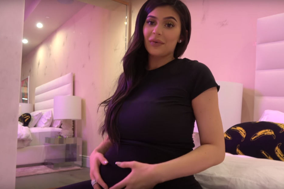 Im YouTube-Video präsentiert Kylie stolz ihren kugelrunden Bauch.