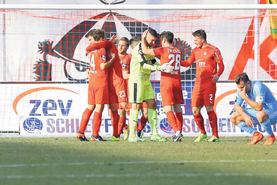 Ein Bild mit Symbolcharakter: Während die Zwickauer jubeln, hocken die
Chemnitzer Tim Danneberg (l.) und Berkay Dabanli (r.) enttäuscht am Boden. Der
Aufsteiger feierte in der Rückrunde nicht nur den 1:0-Derbysieg gegen den CFC, sondern sechs weitere Si