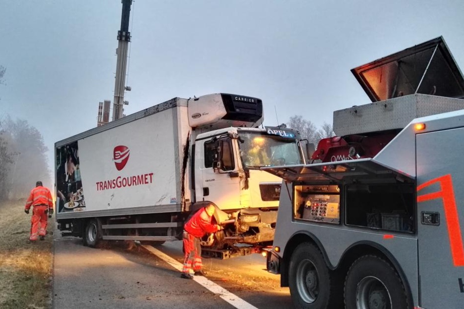 Am Donnerstagmorgen ist ein Lkw-Fahrer auf der A4 von der Fahrbahn abegkommen und auf die Seite gekippt.