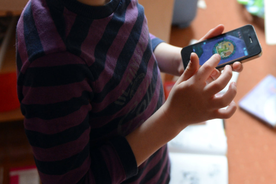 Bereits im Krippenalter spielen schon viele Kinder auf Handys rum.