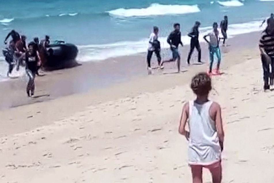 Auch am 9. August beobachtete eine junge Frau völlig perplex, wie ein Flüchtlingsboot in Spanien aufsetzte.