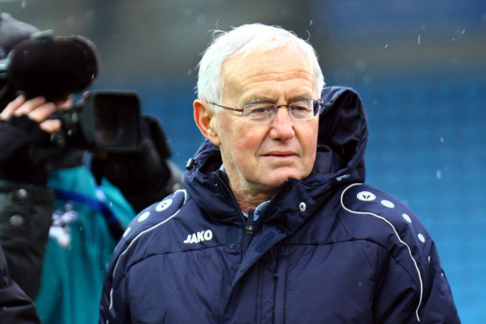 Kundschaftete für seinen Sohn Dirk und den SV Darmstadt 98 das Training aus: Eberhard Schuster.