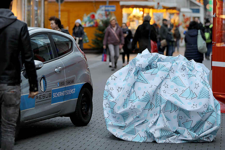 Polizei und Stadt hatten vorgeschrieben, die Sperren an Zufahrten aufzustellen.
