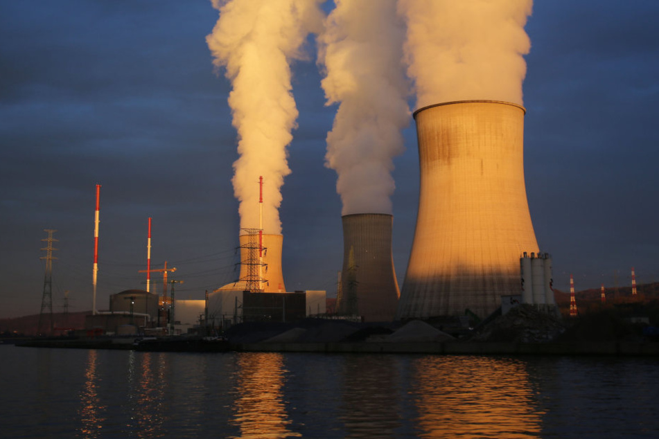 Den Energiekonzernen steht wegen des beschleunigten Atomausstiegs nach der Katastrophe von Fukushima eine "angemessene" Entschädigung zu.
