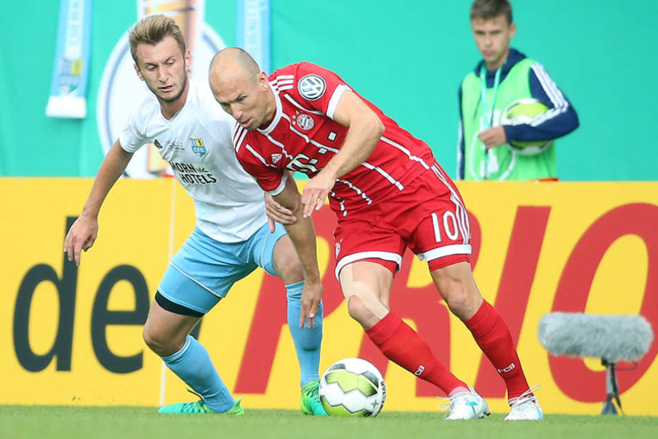 Superstar Arjen Robben (r., gegen Jan Koch) feierte in Chemnitz sein Comeback.