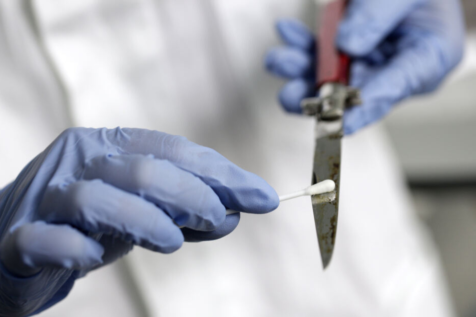 Eine Labormitarbeiterin nimmt im Amtssitz des Landeskriminalamts Nordrhein-Westfalen in Düsseldorf (Nordrhein-Westfalen) eine DNA-Probe von einem Messer.