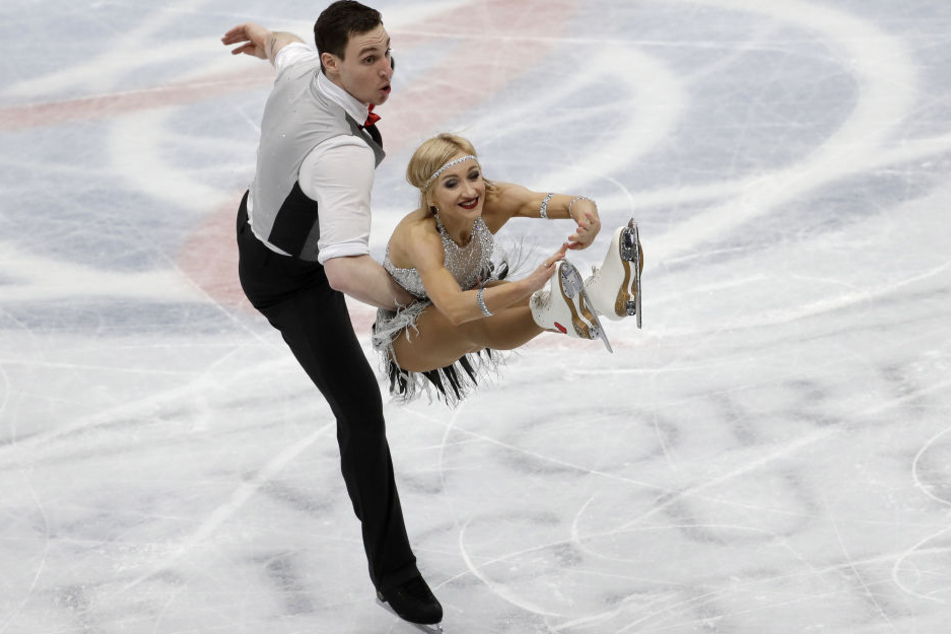 Bruno Massot und Aljona Savchenko führen bei der WM nach dem Kurzprogramm zu Lindy Hop "That Man".