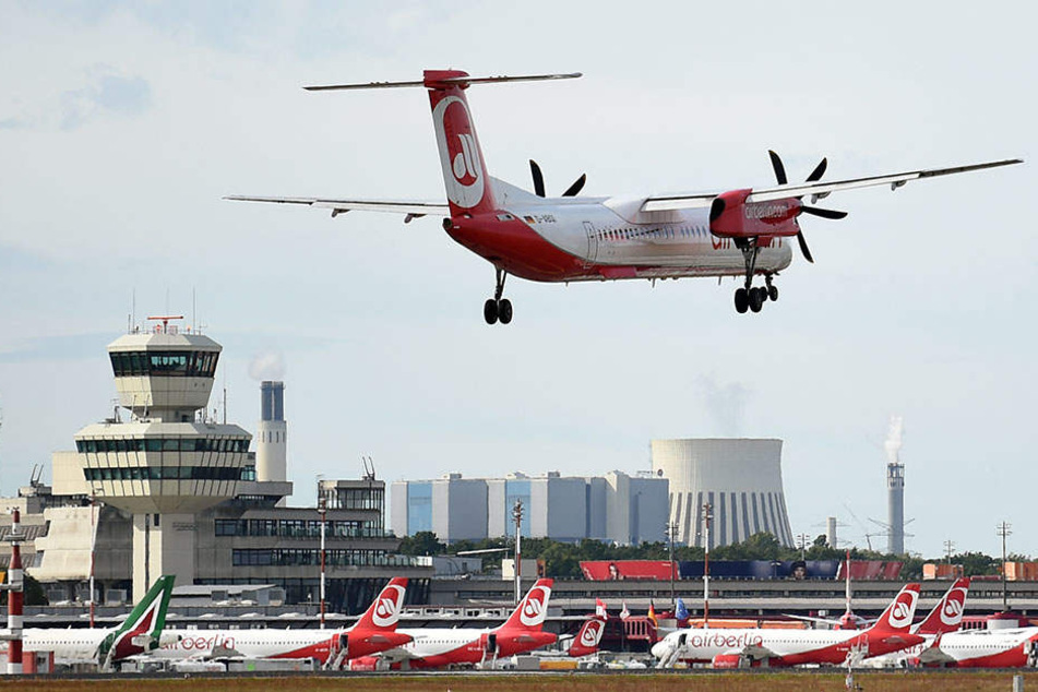 Eine Air-Berlin-Maschine landet auf dem Flughafen Tegel in Berlin. (Symbolbild)