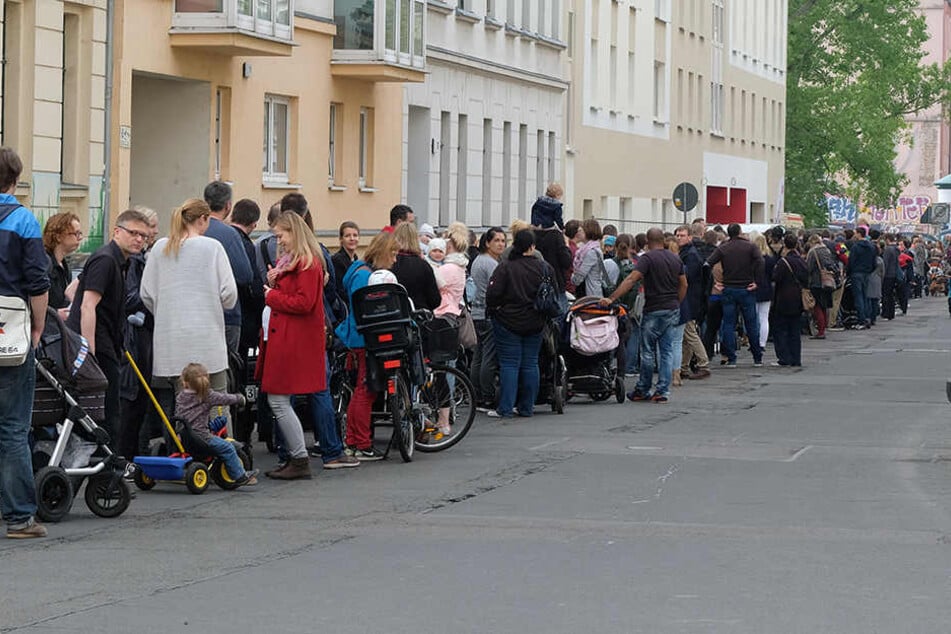 Mehrere hundert Menschen stehen in der Südvorstadt an einer im Bau befindlichen Kindertagesstätte der Johanniter-Unfall-Hilfe e.V. an, um einen Platz zu bekommen. Die Einrichtung ist für 45 Kinder im Krippenbereich und für 120 Kinder im Kindergartenbereic