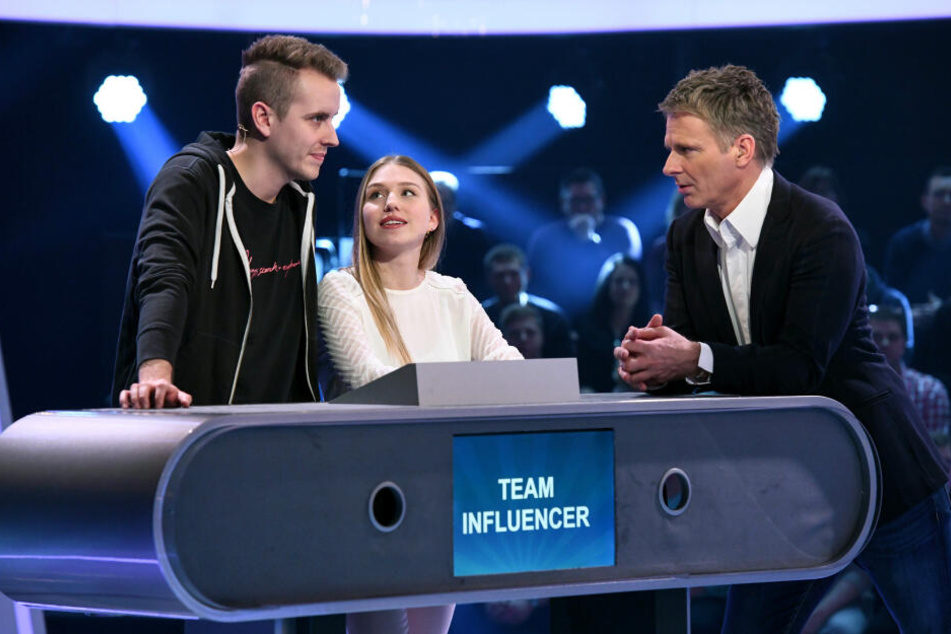 Moderator Jörg Pilawa (r.) mit den Kandidaten des Teams "Influencer": Bianca (M.) und Julian Claßen (l.)