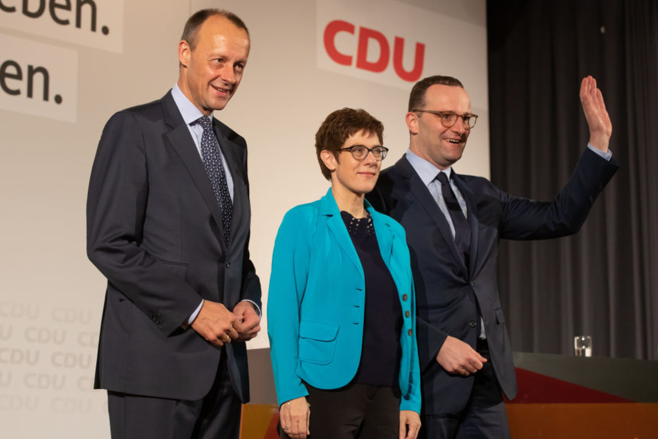 Der ehemalige Unionsfraktionschef Friedrich Merz (v.l.), Generalsekretärin Annegret Kramp-Karrenbauer und Bundesgesundheitsminister Jens Spahn stellen sich bei der CDU-Regionalkonferenz vor.