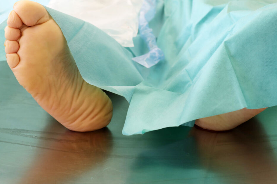 Die Leiche eines Mannes liegt in der Pathologie einer Klinik.