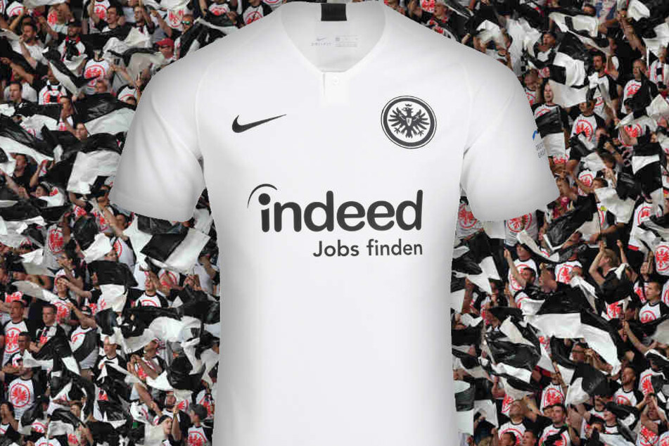 Ganz in weiß und mit Knopfleiste: So präsentiert sich die Eintracht in der kommenden Saison bei Auswärtspartien.