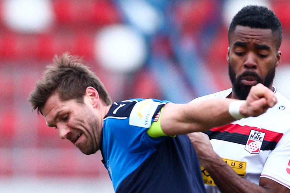 Ronny König (l., gegen Erfurts Kusi Kwame) will beim FSV Zwickau um zwei Jahre verlängern.