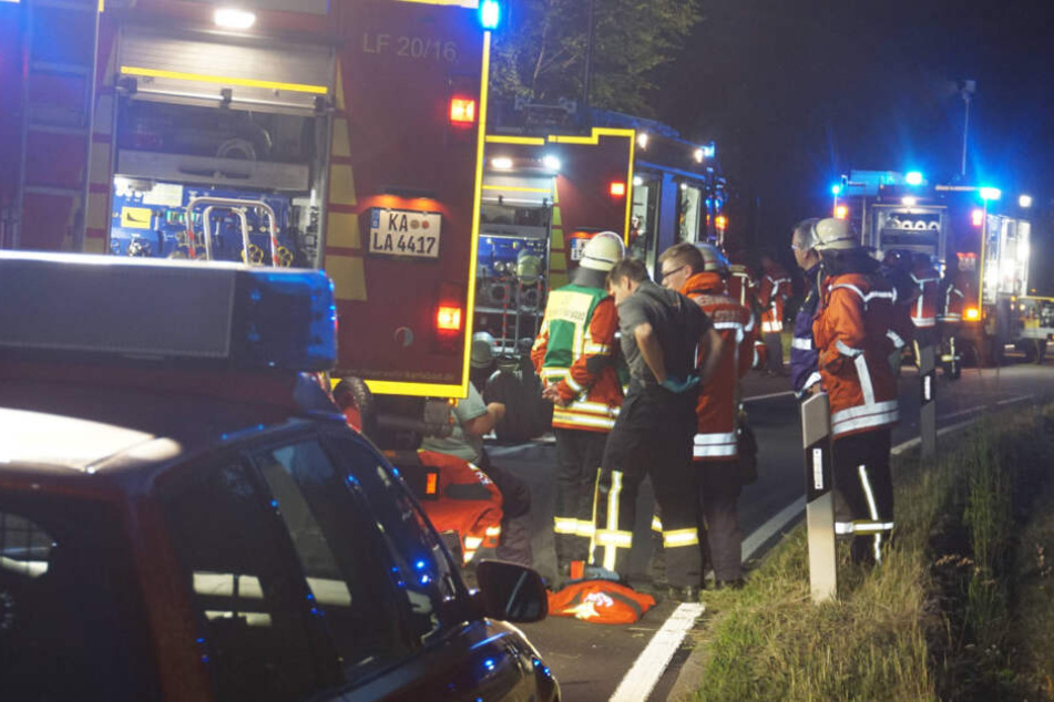 Einsatzkräfte an der Unfallstelle.