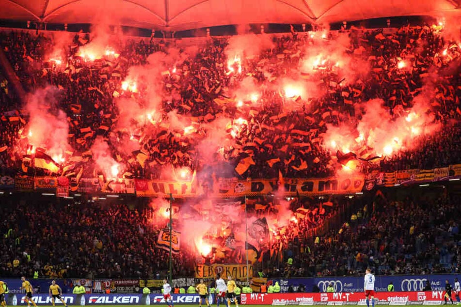 Sah zwar schön aus, wird aber wieder eine Stange Geld kosten. Im Dynamo-Block wurde jede Menge Pyrotechnik abgebrannt.