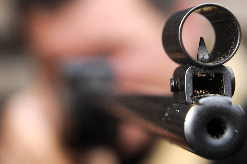 Das Luftgewehr befand sich im Schlafzimmer des 17-Jährigen Gastgebers und war überraschenderweise doch geladen.