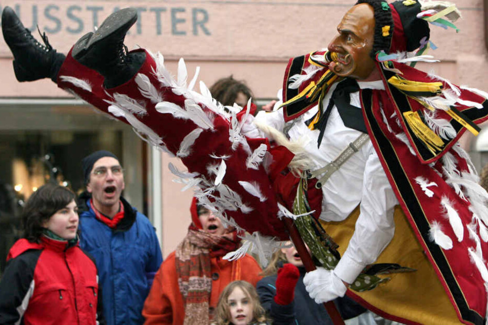 Am heutigen Samstag startet die schwäbisch-alemannische Fastnacht. Im Bild: Die Narrenfigur Federa Hannes beim Rottweiler Narrensprung. (Archivbild)