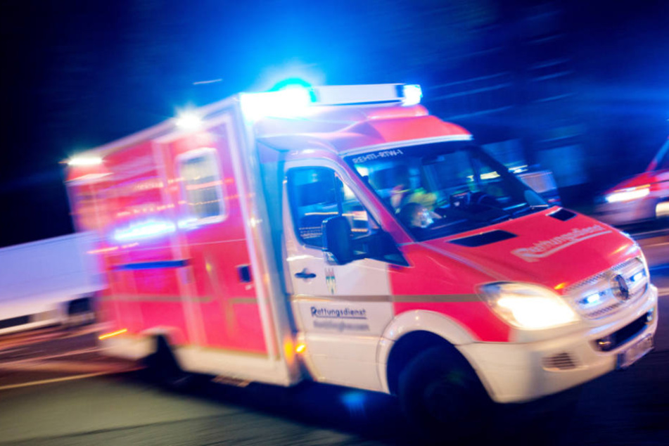 Die Autofahrerin kam von der Straße ab und das Auto fuhr mit 100 km/h gegen einen Baumstumpf. (Symbolbild)