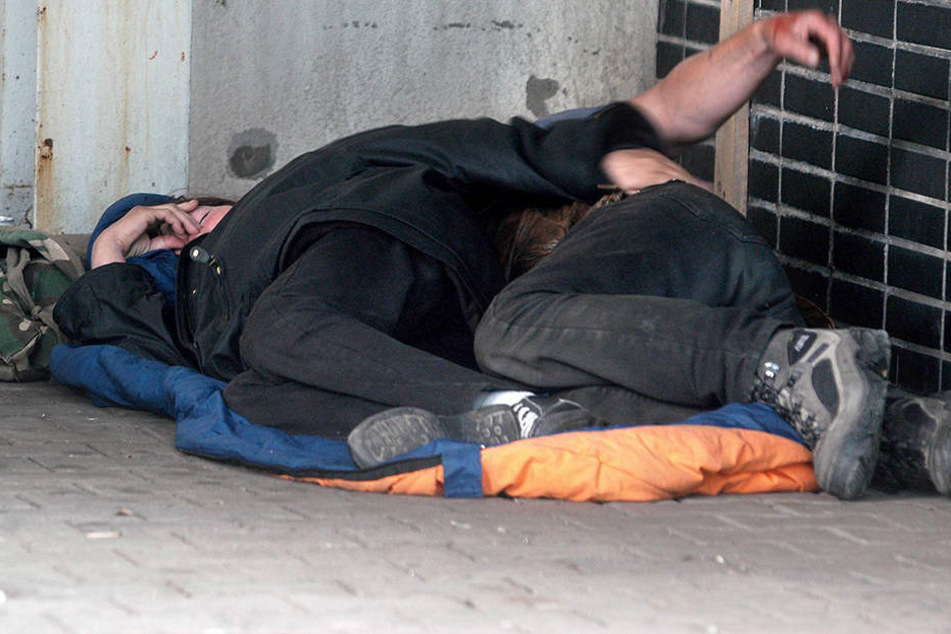 Unbekannte zündeten in der Nacht zum Dienstag zwei Obdachlose an (Symbolbild).