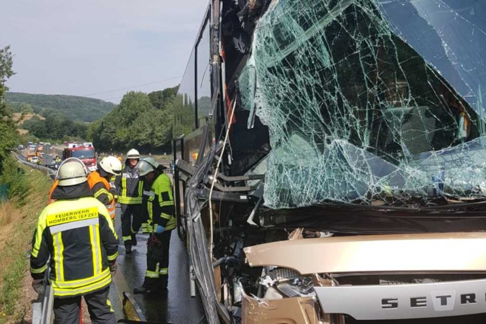 Der Bus wurde an der Front deutlich sichtbar eingedrückt.
