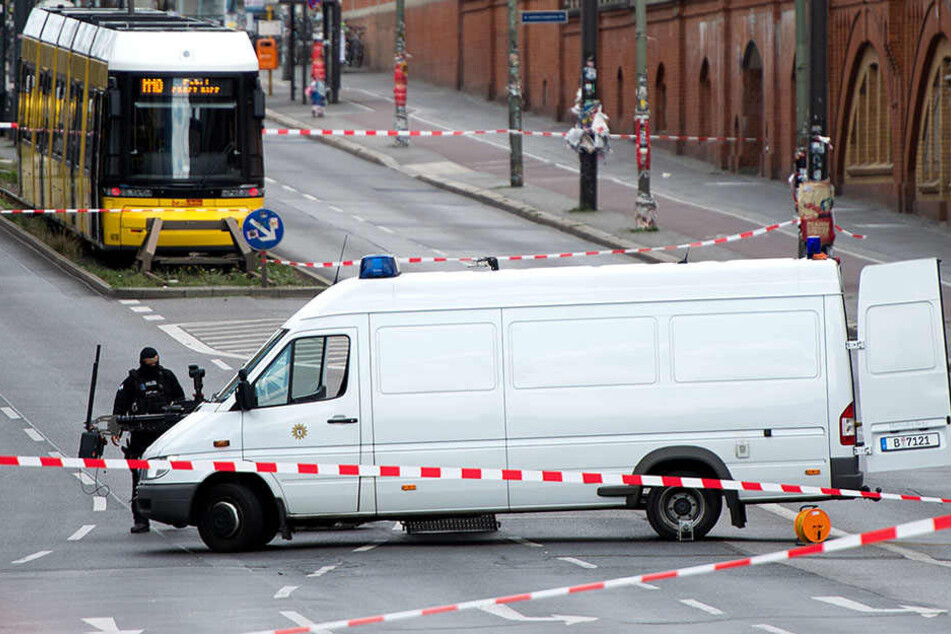 Nicht nur das Absperrband gehen ins Geld: Beamte, Fahrzeuge und weiteres Equipment sind ein Fall für die Staatskasse.