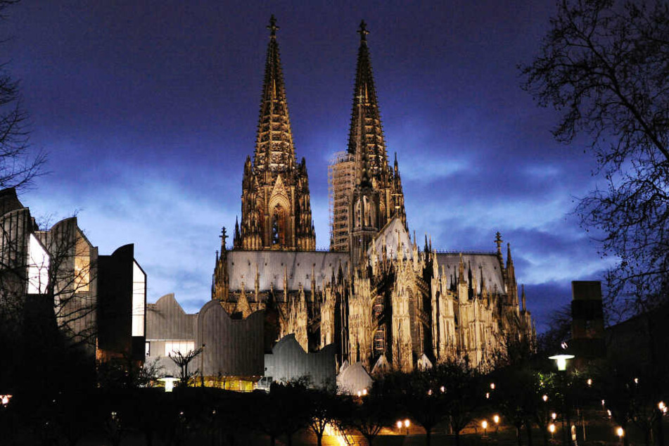 Der Dom zieht die Besucher wieder stärker als in den Vorjahren nach Köln.
