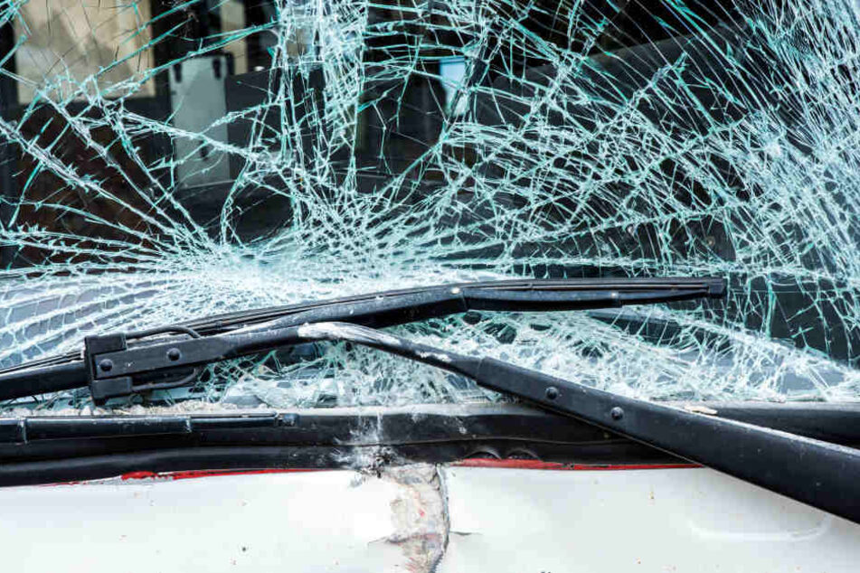 Als der junge Mann auf das Auto sprang, wurde die Frontscheibe beschädigt. (Symbolbild)