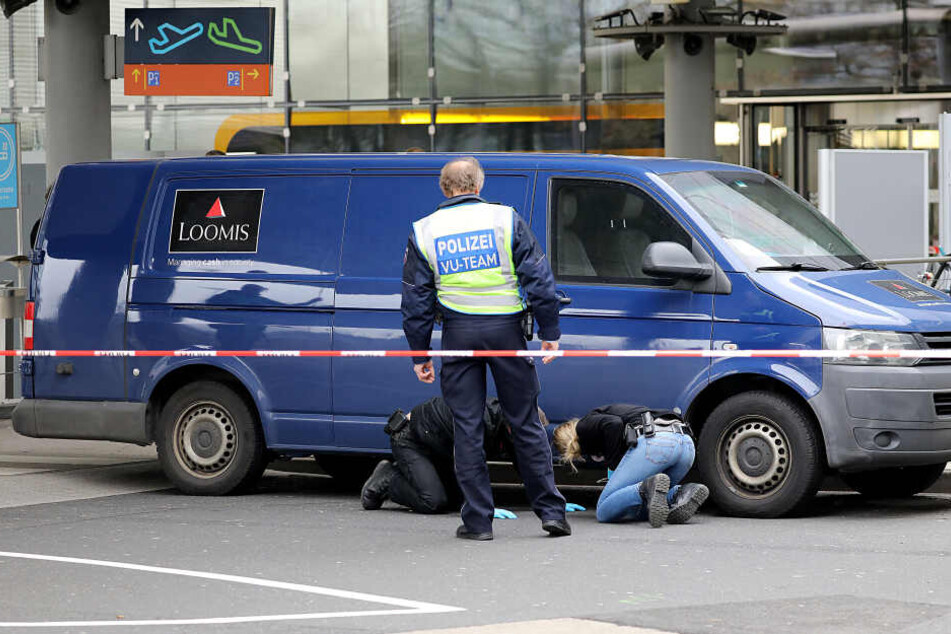 Ermittler sichern Spuren am Geldtransporter.