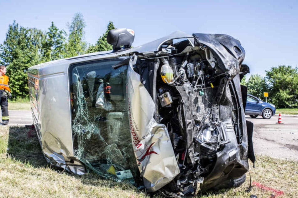 Der Klein-Lkw kam nach dem Crash auf der Seite liegend zum Stillstand.