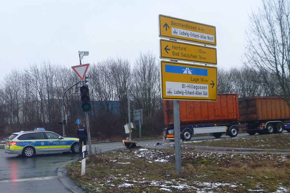 An dieser Kreuzung krachte jemand in den Ampelmast.