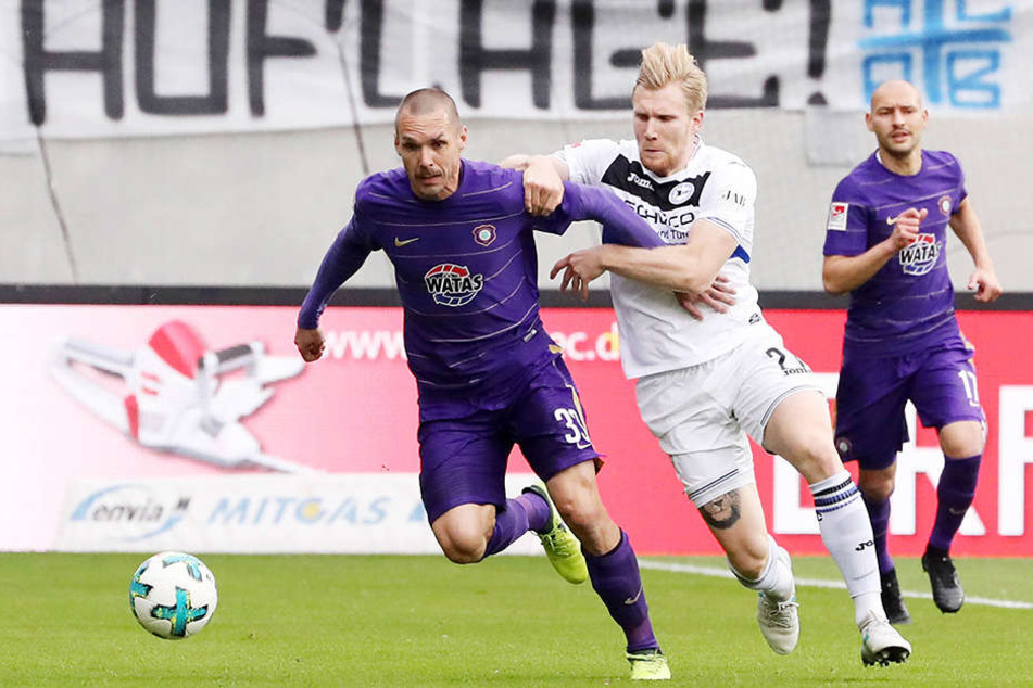 Christian Tiffert (l.), hier im Spiel gegen Arminia Bielefeld im Zweikampf mit Andreas Voglsammler, sprach nach der 0:4-Pleite bei Dynamo Dresden deutliche Worte.