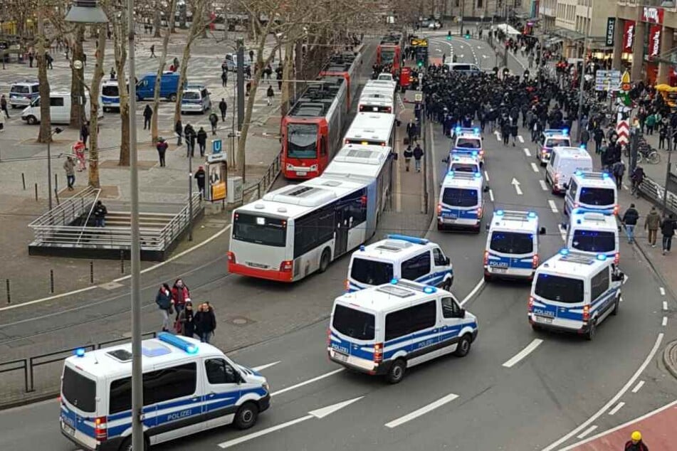Die Polizei sicherte die Anreise der St.Pauli-Fans in Köln ab.