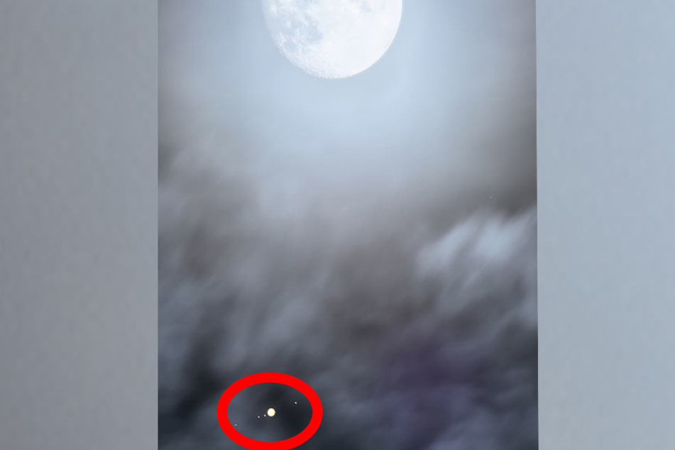 Habt Ihr's gesehen? Oben der große Mond und unten der Jupiter mit seinen Monden.