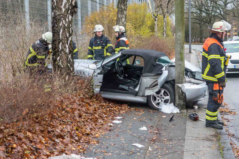 Das Auto krachte gegen eine Laterne und einen Baum.