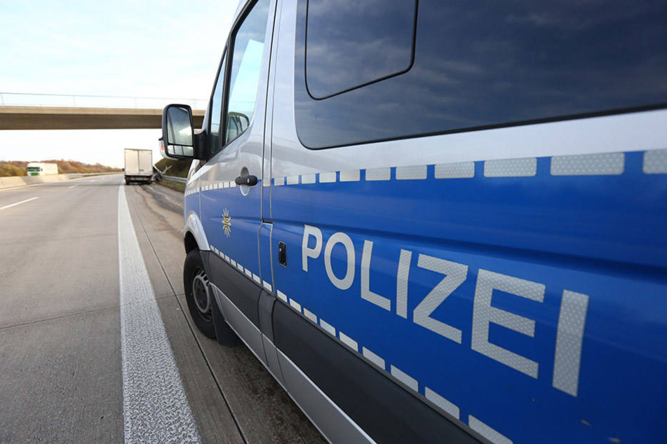 Die Polizei musste den Abschnitt der Autobahn 45 für etwa zwei Stunden sperren. (Symbolbild)