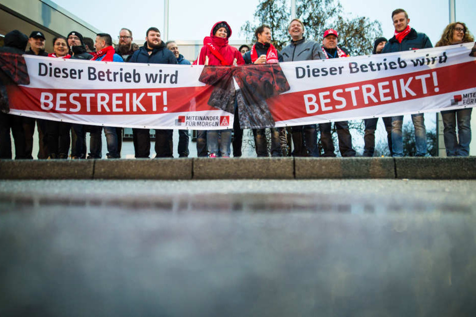 Mitarbeiter von Bosch nehmen am 01.02.2018 vor dem Bosch-Betriebsgelände in Waiblingen an einem Warnstreik der Gewerkschaft IG Metall teil.