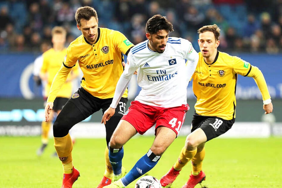 Hier laufen beim 0:1 gegen den HSV Sören Gonther (l.) und Jannik Müller dem Hamburger Berkay Özcan hinterher.