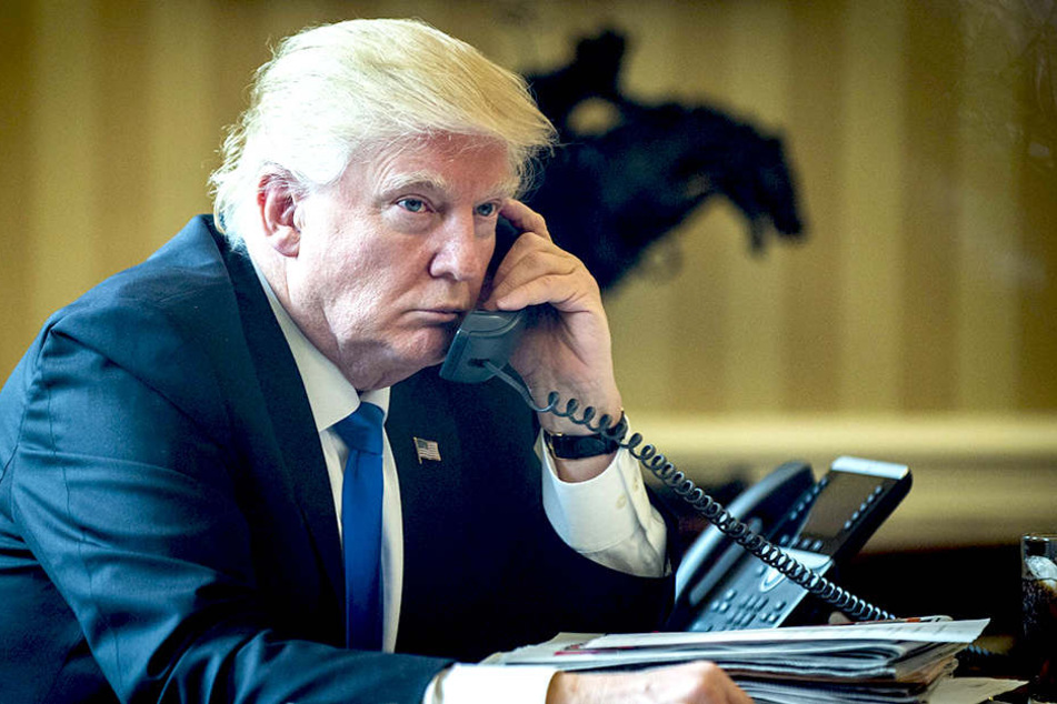 In einem Telefonat am Samstag mit Merkel (62, CDU) lud Trump (70) die Kanzlerin seinerseits in die Vereinigten Staaten ein.