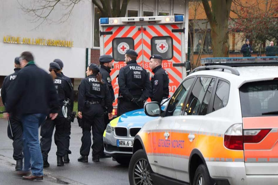 Ein Großaufgebot von Polizei und Rettungskräften ist am Dienstag an der Schule in Lünen im Einsatz.